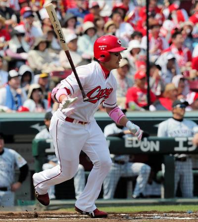 １回広島１死二塁、中前に先制打を放つ広島・丸佳浩＝マツダスタジアム（撮影・出月俊成）