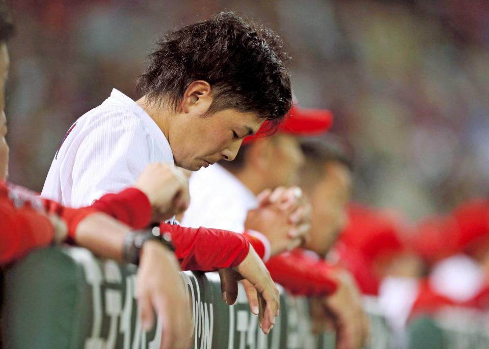 　９回、ベンチで肩を落とす大瀬良