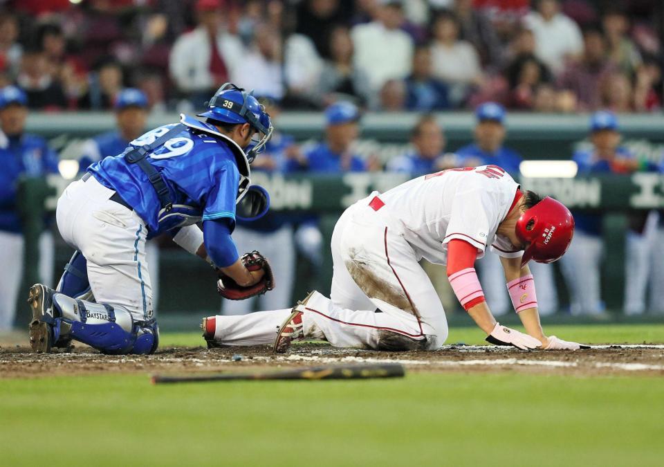 　３回、新井の右前打で一走・丸は一気に本塁を狙うがアウトになる（撮影・出月俊成）