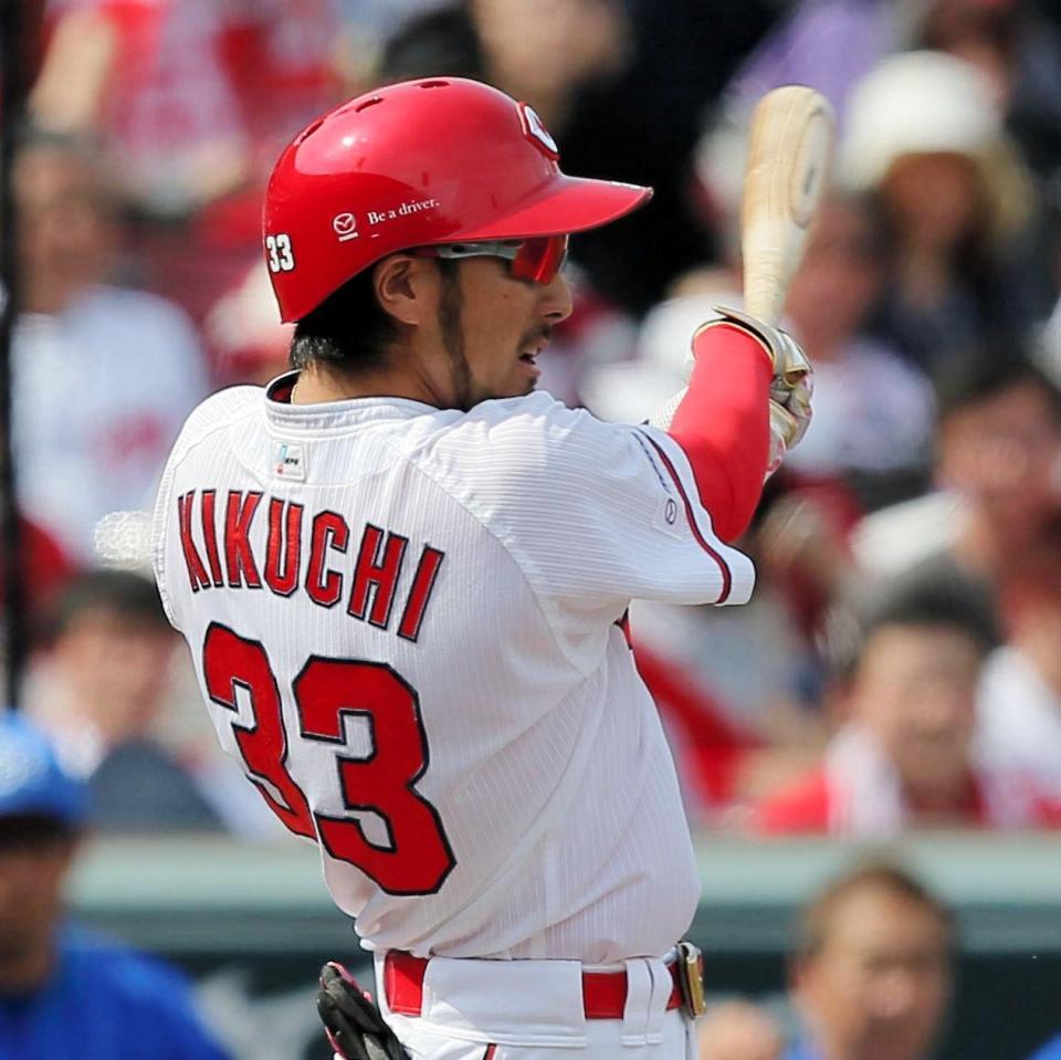 ２回広島無死三塁、左線に適時二塁打を放つ広島・菊池涼介＝マツダスタジアム（撮影・出月俊成）