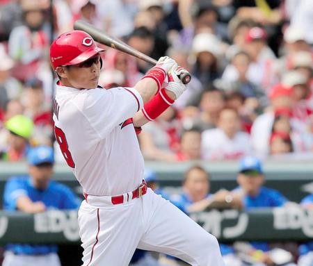 　１回、右前に先制適時打を放つ新井（撮影・出月俊成）