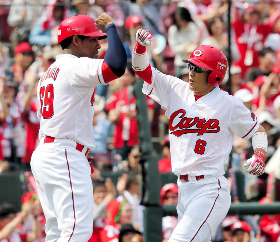 　１回、３ランを放ちロサリオ（左）に迎えられる梵