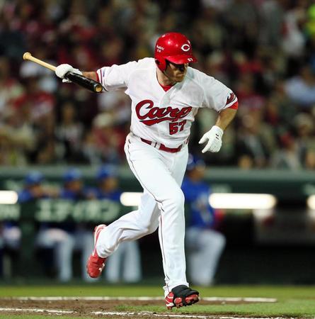 　５回、左飛に倒れバットをたたきつけるシアーホルツ