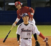 ４回広島、梵英心は、ヤクルト・小川（手前）から３ランを放つ＝神宮（撮影・吉澤敬太）