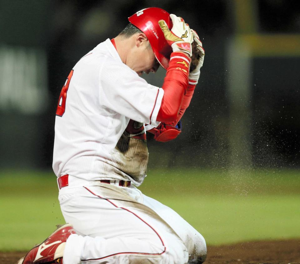 　４回、ヘッドスライディングも及ばず遊ゴロに倒れた新井（撮影・出月俊成）