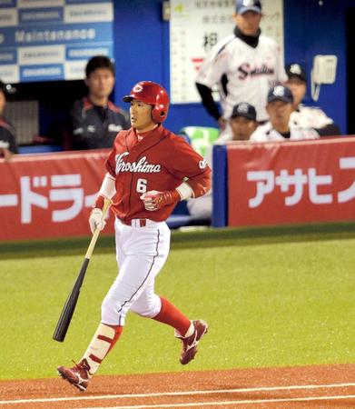 　本塁打直前、右方向にファウルを放ち、悔しがる（撮影・吉澤敬太）