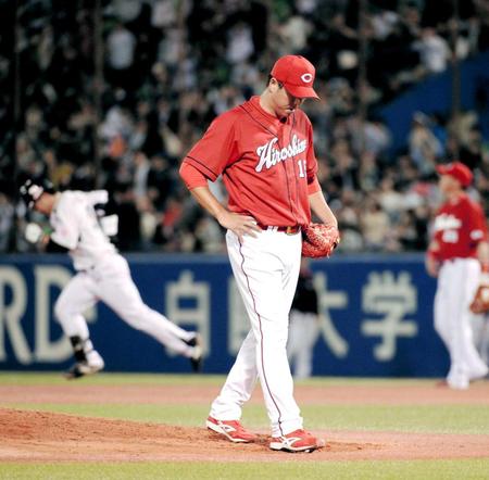 　３回、雄平（左後方）に右越えソロを打たれ肩を落とす黒田（撮影・開出　牧）