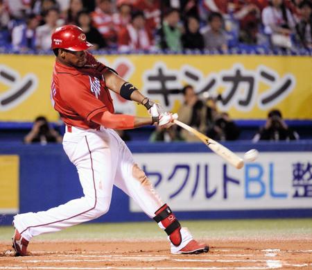 ６回広島２死二塁、勝ち越しの左前適時打を放つロサリオ＝神宮球場（撮影・開出　牧）