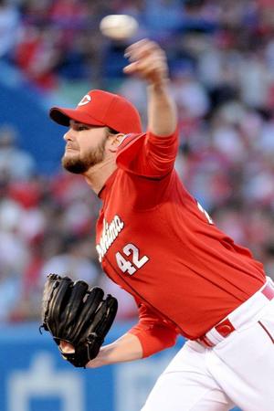 ヤクルト相手に力投する広島・ジョンソン＝神宮球場（撮影・開出　牧）