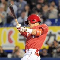 ８回広島１死満塁、小窪哲也は左越えに満塁本塁打を放つ＝神宮（撮影・吉澤敬太）