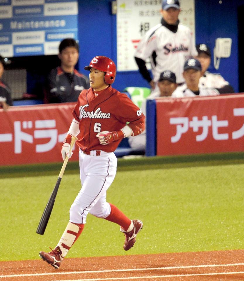 　本塁打直前、右方向にファウルを放ち、悔しがる（撮影・吉澤敬太）