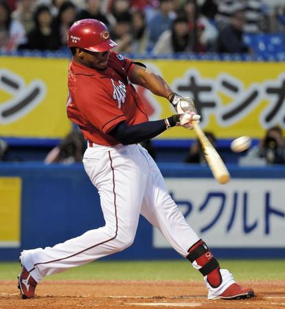 ２回広島無死、ロサリオは中越えに二塁打を放つ＝神宮（撮影・吉澤敬太）