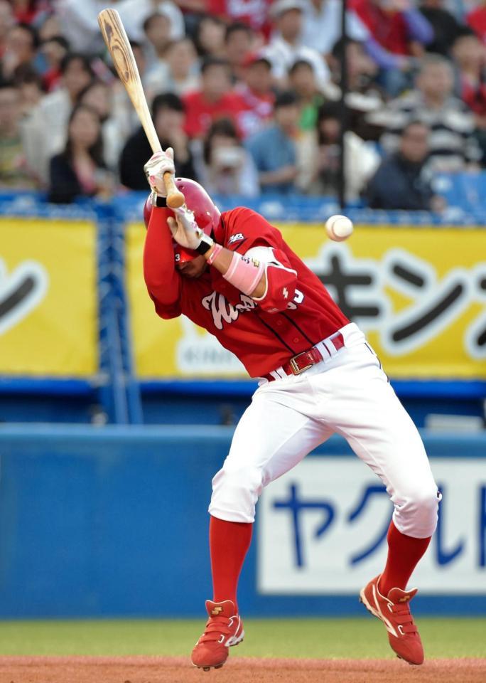 菊池、頭部死球一時退場も軽傷/カープ/野球/デイリースポーツ online