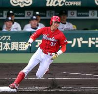 ２回広島１死一塁、二塁打を放つ広島・野間峻祥＝甲子園（撮影・田中太一）