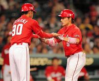 ４回、中越えの２ランを放ち生還する広島・丸佳浩（右）＝甲子園（撮影・保田叔久）