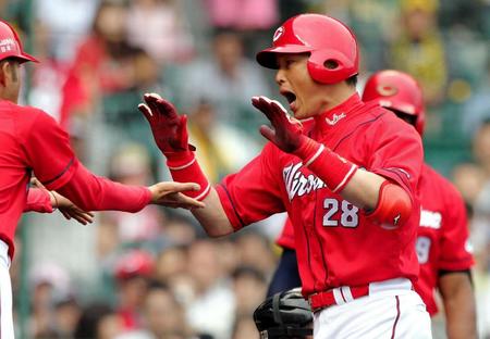 ５回、２ランを放ち気合いの表情で生還する広島・新井貴浩（右）＝甲子園（撮影・保田叔久）