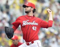 　７回無失点で４勝目を挙げた広島・ジョンソン＝甲子園