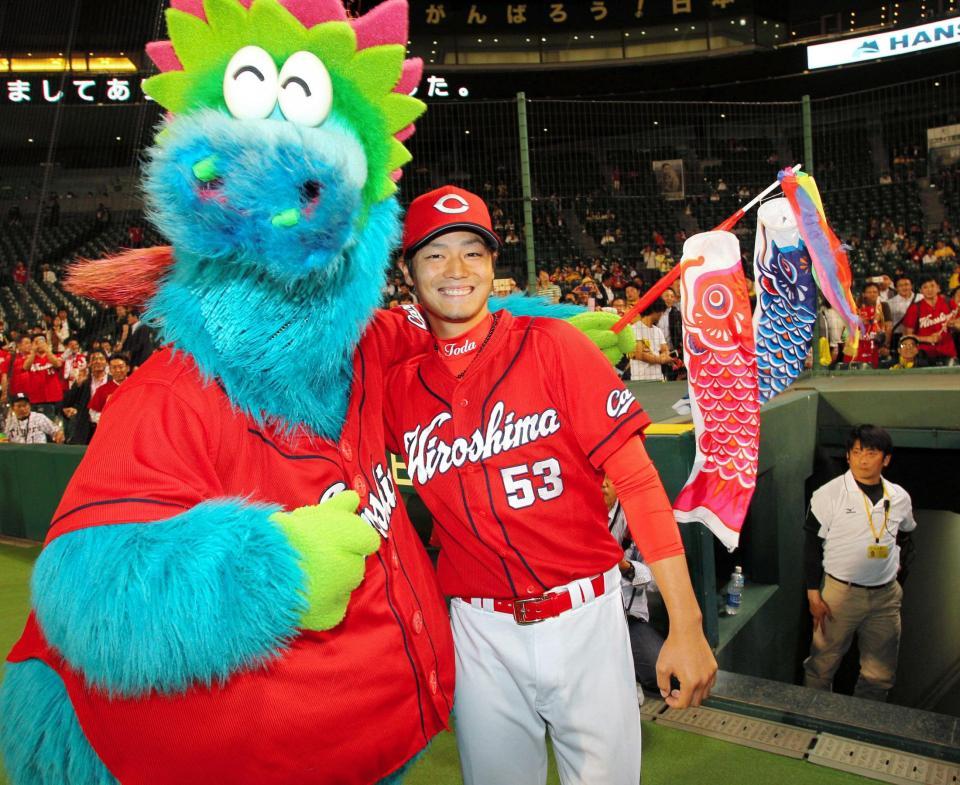 　スラィリーに抱きつかれ笑顔の戸田（撮影・棚橋慶太）