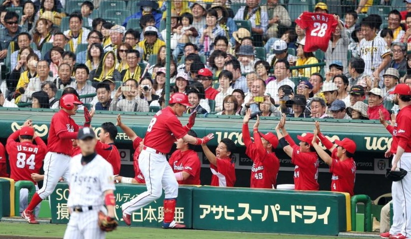 ５回、２ランを放った広島・新井貴浩を出迎える広島ナイン＝甲子園（撮影・棚橋慶太）