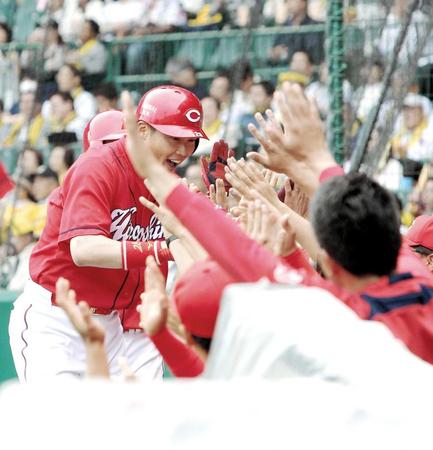 　５回、２ランを放ち笑顔でナインとハイタッチする新井（撮影・飯室逸平）