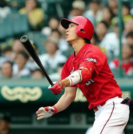 　９回、鈴木誠は満塁弾を放つ（撮影・飯室逸平）