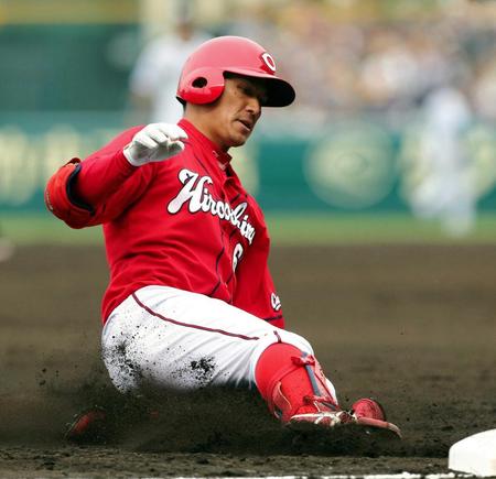 　３回、勢いよく三塁へ滑り込む田中