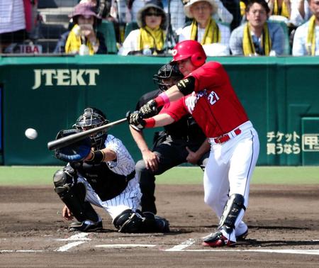 ２回広島２死二塁、広島・会沢翼は先制適時打を放つ＝甲子園（撮影・棚橋慶太）