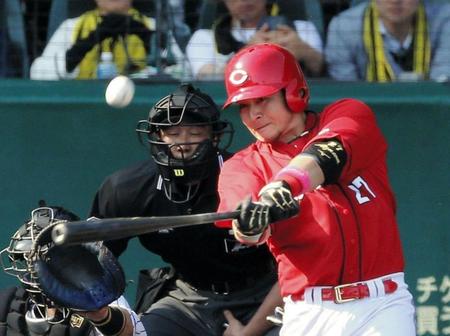 ６回、広島・会沢翼は２ランを放つ＝甲子園（撮影・棚橋慶太）