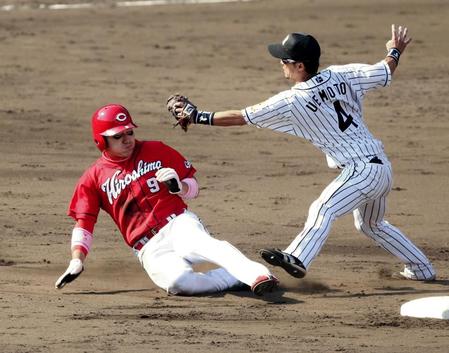 ５回広島２死一、三塁、広島・丸佳浩は二盗を決める＝甲子園（撮影・棚橋慶太）