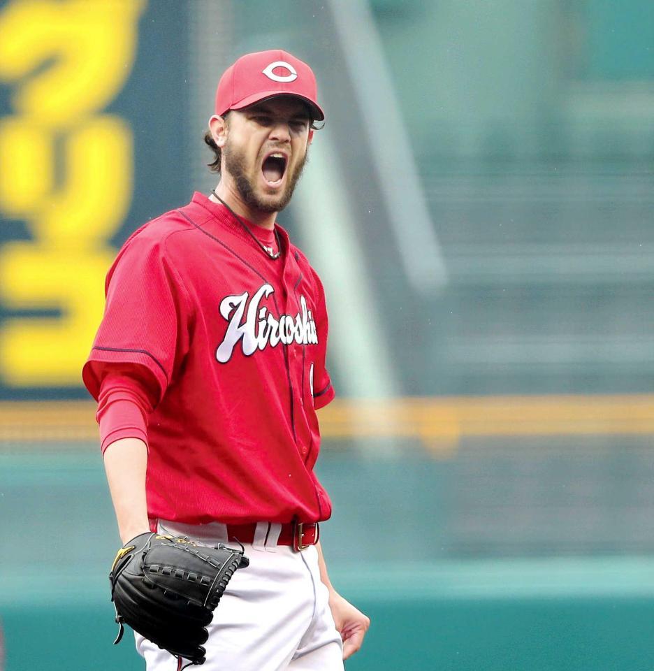 　マウンドで雄叫びをあげるジョンソン（撮影・飯室逸平）
