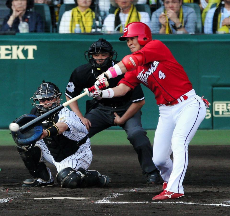 ７回広島２死一、三塁、広島・小窪哲也は適時打を放つ＝甲子園（撮影・棚橋慶太）