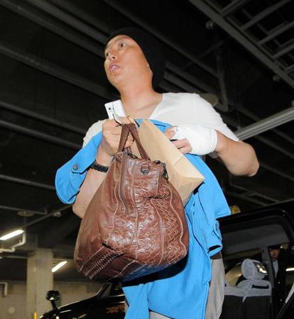 左手に包帯を巻いた姿で球場を訪れた新井（撮影・出月俊成）