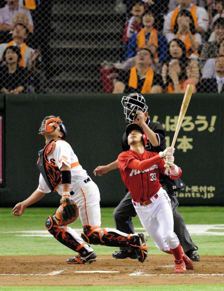 　８回、一邪飛に倒れた菊池（撮影・開出　牧）