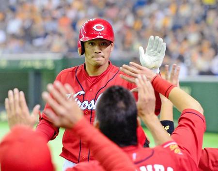 　１回、先頭打者本塁打を放ちナインに迎えられる田中（撮影・三好信也）