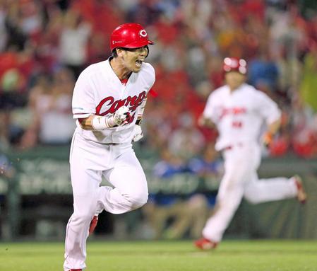 ６回、同点タイムリーを放ち、雄たけびを上げる代打・小窪（撮影・出月俊成）