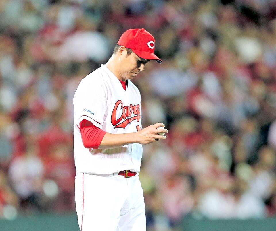 ５回、石川に四球を与え、ボールを見つめながらマウンドに戻る黒田