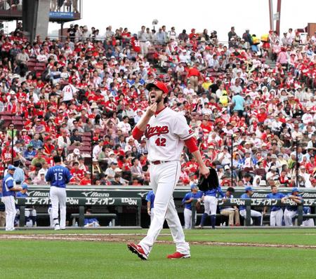 　４回、マツダスタジアムで初失点し、ゲン担ぎで伸ばしていたヒゲをさすりながらベンチへ戻るジョンソン（撮影・出月俊成）