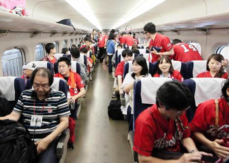　新幹線の車内はすべてカープファンで埋め尽くされた