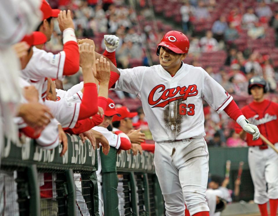 １回、２試合連続の先頭打者弾を放ち、ナインに迎えられる広島・田中広輔（右）＝マツダスタジアム（撮影・出月俊成）