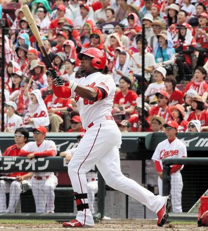 　２回、左越えに先制弾を放つロサリオ