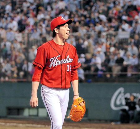 　２回、逆転を許し舌を出してベンチに戻る前田（撮影・保田叔久）