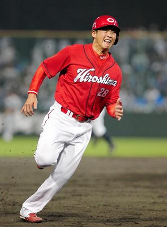 　３回、シアーホルツの中前安打で本塁へ激走する新井