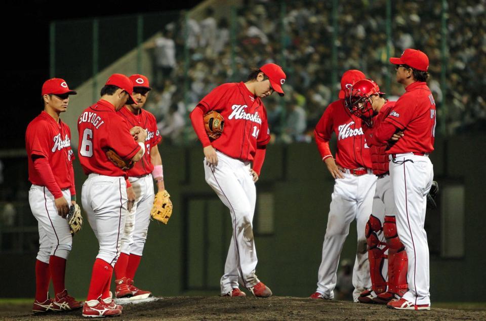 　６回、連打を浴び降板を告げられる大瀬良（中央）＝撮影・保田叔久　