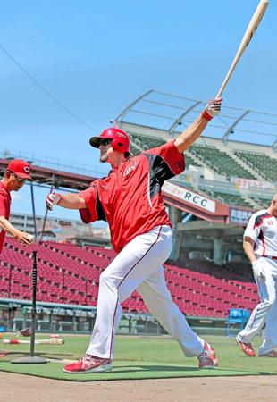 　久しぶりのマツダスタジアムでティー打撃をするエルドレッド（撮影・出月俊成）