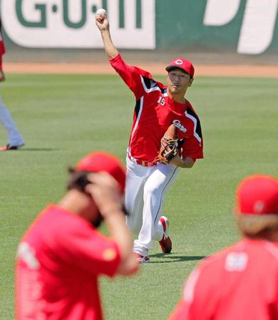 　登板へ向け、キャッチボールで調整する黒田（撮影・出月俊成）