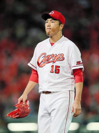 ７回、同点に追い付かれ、ぶ然とした表情でベンチへ戻る広島・黒田博樹＝マツダスタジアム（撮影・出月俊成）