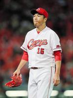 ７回、同点に追い付かれ、ぶ然とした表情でベンチへ戻る広島・黒田博樹＝マツダスタジアム（撮影・出月俊成）