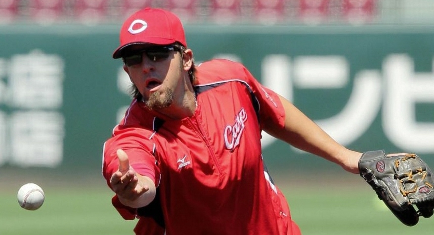 内外野のノックも無難にこなした広島　ブラッド・エルドレッド＝マツダスタジアム（撮影・出月俊成）