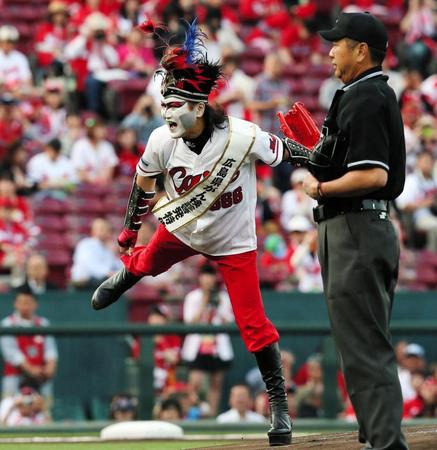 始球式を務めるデーモン閣下＝マツダスタジアム（撮影・出月俊成）