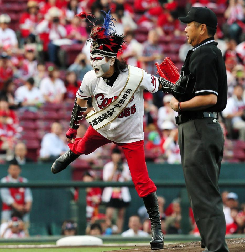 始球式を務めるデーモン閣下＝マツダスタジアム（撮影・出月俊成）